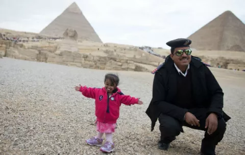 El hombre más alto y la mujer más pequeña del mundo promueven el turismo en Egipto