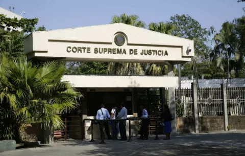 El Supremo salvadoreño frena la reforma constitucional que prohíbe el matrimonio gay