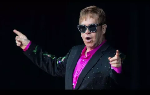 Elton John habla de lo enamorado que está el príncipe Harry 