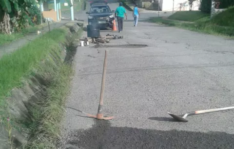 Cansados de esperar al MOP, residentes reparan vías en La Chorrera