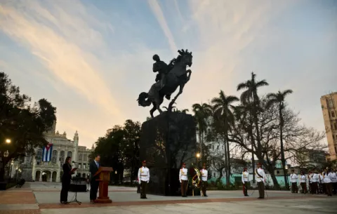 Relaciones entre Cuba y EE.UU. se deshilan por un día por la llegada de la estatua de José Martí