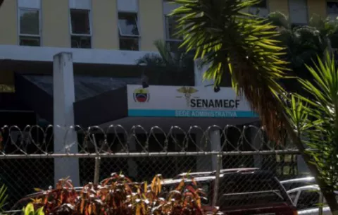 Policía custodia morgue en donde se encuentra cuerpo del exagente Pérez