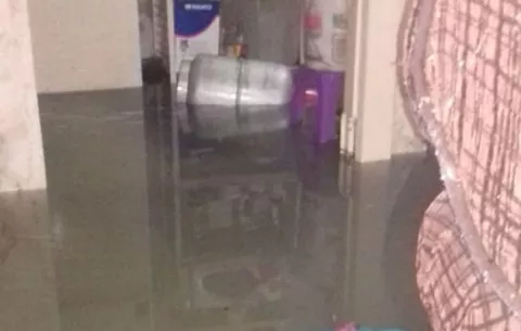 Madre e hijo viven pesadilla por inundaciones en Colón y nadie les da respuesta