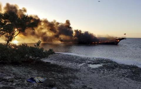 Se incendia transbordador en la costa de Florida