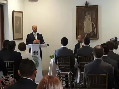 Dos hombres se casan en la embajada británica en Panamá