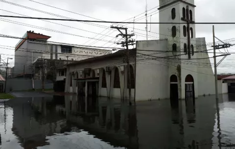 Iglesia Virgen del Carmen se inunda en Colón