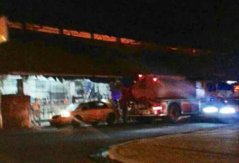 Incendio de cubículos pone en peligro mercado público de Colón