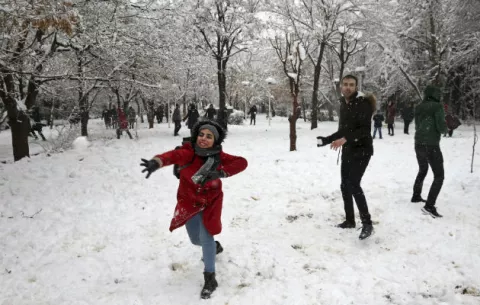 La capital iraní está paralizada por una fuerte tormenta de nieve