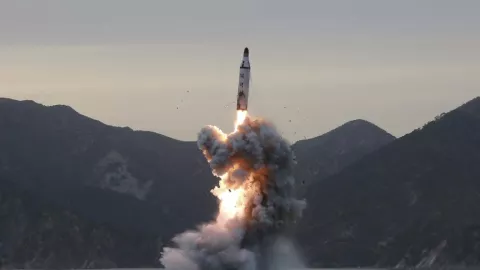Medios de comunicación japoneses emiten por error alerta de ataque con misil