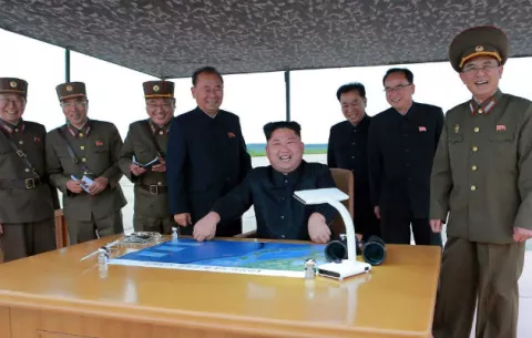 Prensa norcoreana tilda a Trump de 'lunático' por botón nuclear