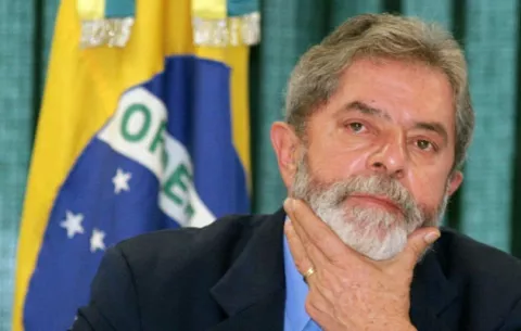 Lula entrega su pasaporte después de que se le prohibió salir de Brasil