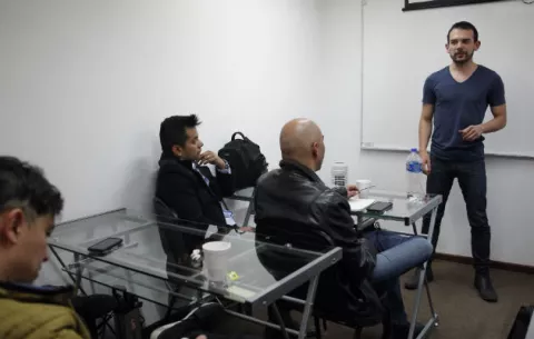 Los chicos aprenden en una escuela de seducción de México a conquistar algo más que a las chicas