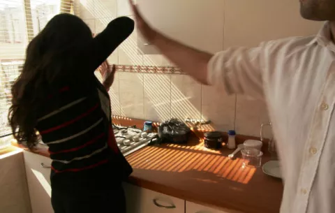 Policía detiene a sujeto colombiano por agredir a su expareja 