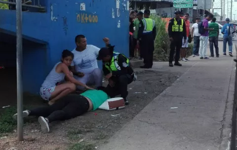 Vehículo arrolla a dos mujeres en La Espiga de La Chorrera 
