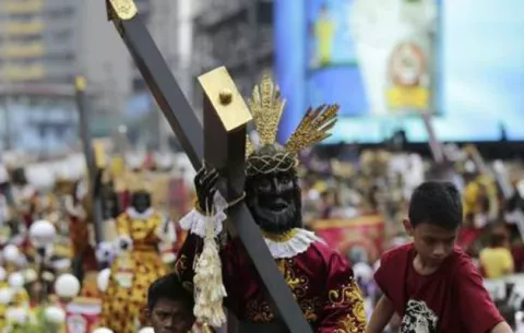 Un muerto y 800 heridos en multitudinaria procesión del Nazareno Negro en Manila