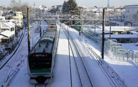 Nevadas y erupción volcánica dejan 2 muertos y cientos de heridos en Japón