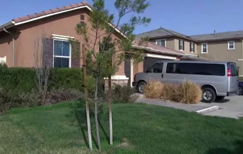 Arrestan a padres por secuestrar y torturar a sus trece hijos en California