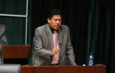 [VIDEO] Diputado se equivoca en vivo en las letras del himno nacional