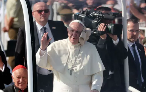 Papa Francisco es golpeado con un objeto durante su recorrido en Chile