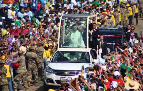 [VIDEO] El papa precisa que Perú enfrenta otras 'tormentas' como la violencia y el desempleo