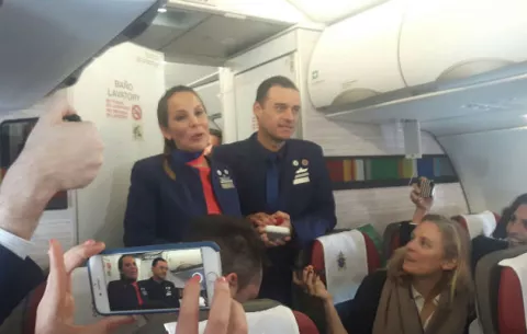 El papa casa a dos miembros de la tripulación en el avión hacia Iquique