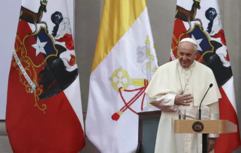 Queman tres iglesias poco después de llegada del papa a Chile