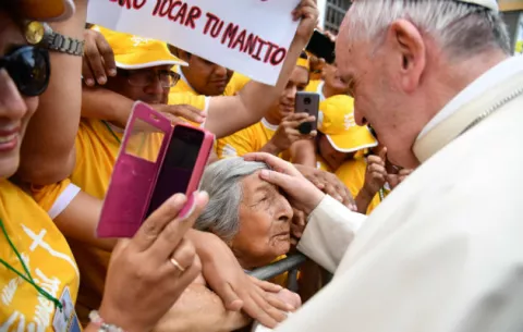 Anciana de 99 años recibe la bendición papal el día de su cumpleaños