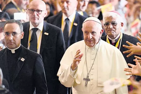 Papa invita a luchar contra 'el feminicidio'