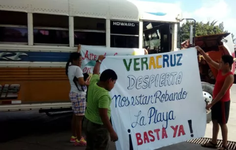 Residentes denuncian que se toman playa de Veracruz para construir restaurantes