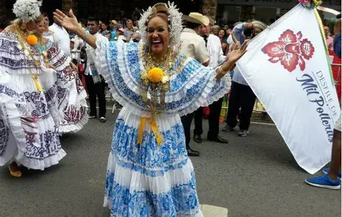 Hermanos Sandoval abanderados en el Desfile de las Mil Polleras 