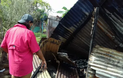 Preso y con cargos de incendiarismo por quemarle la casa a su expareja