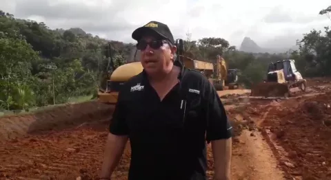 Ministro del MOP Ramón Arosemena promociona carreteras sin terminar