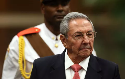 Raúl Castro visita el mausoleo donde será enterrado
