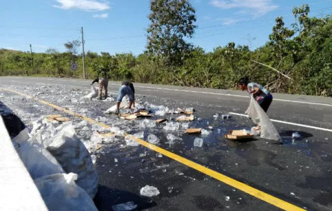 Reguero de cajas de cerveza tras accidentarse camión en Las Palmas