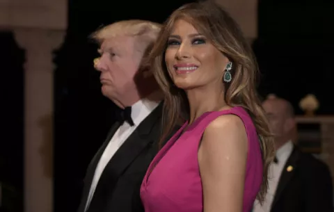 En vez de un Van Gohg le ofrecen un inodoro de oro puro a los Trump
