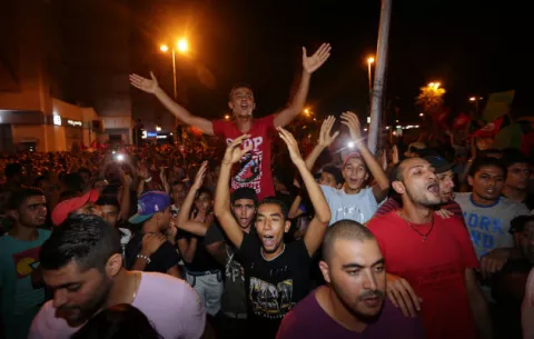 Arrestan a 206 personas y 49 policías heridos en protestas y saqueos en Túnez