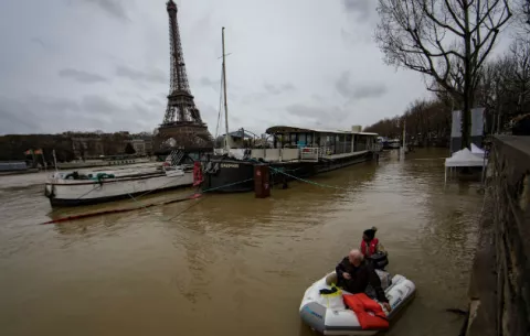 [VIDEO] Sena, desbordado, sigue subiendo en París, sacando a más de 400 personas de sus hogares 