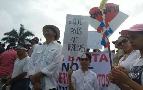 Masiva participación en concentración contra la corrupción