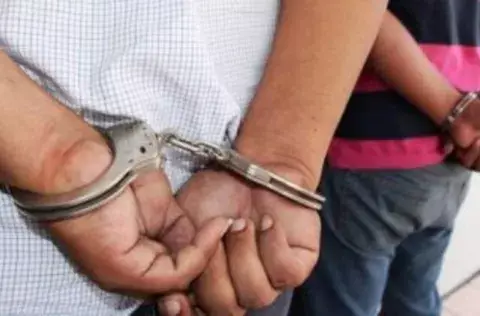 Atrapado y detenido por intentar robar el arma de trabajo a un SPI