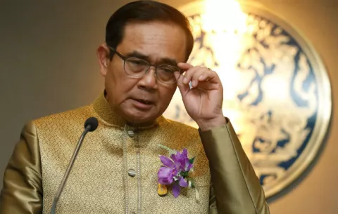 Primer ministro de Tailandia le juega una broma a los periodistas al dejar una réplica suya 