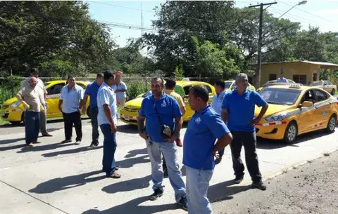 Taxistas de La Villa se cansaron de la persecución y paralizan la vía 