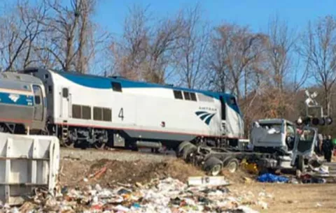 Un fallecido tras chocar tren que llevaba a legisladores republicanos 