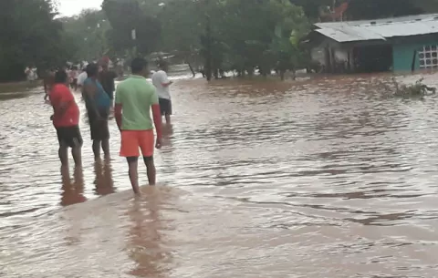 Se desborda río en Icacal, Colón y los afectados evacúan