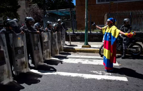 [VIDEO] Dispersan la manifestación en 'tributo' al policía sublevado Óscar Pérez