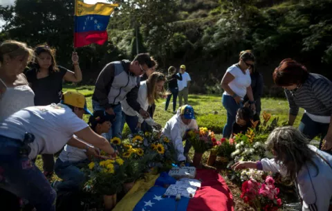 Amigos y simpatizantes honran la memoria del expolicía  Óscar Pérez