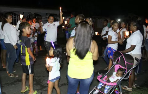 Familiares de menor atropellada protestan en residencia de diputado Lazarus