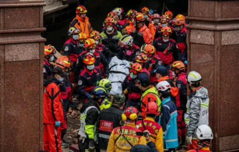Rescatan a 50 personas atrapadas tras el terremoto de Taiwán