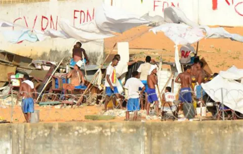 Motín en cárcel de Río termina con 18 rehenes liberados y tres heridos