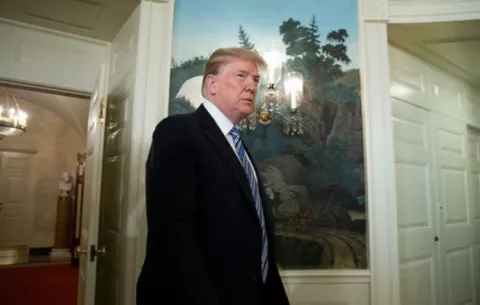 Detienen a conductor de la caravana de Trump por portar un arma