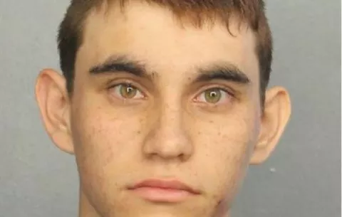 Autor de tiroteo en escuela dice a la familia que lo acogió que lo "siente"